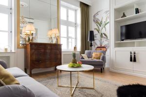 A television and/or entertainment centre at Chestnut & Eliza Suites - Superior Homes Downtown