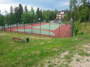 Tenis alebo squash v ubytovaní Karpacz4you - Apartamenty - Parking - WAKACJE w Górach 2025 - SKALNY STÓŁ 2,4 h alebo jeho okolí