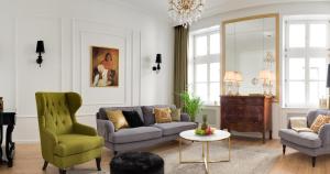 ブダペストにあるChestnut & Eliza Suites - Superior Homes Downtownのリビングルーム(ソファ、椅子付)