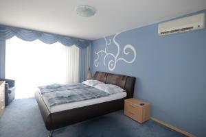 Un pat sau paturi într-o cameră la Family Villa Bled