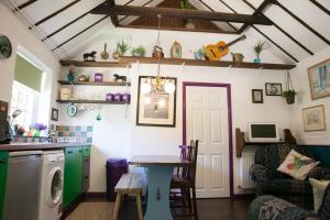 cocina con mesa y lavadero en Bramble Cottage, en Whiteparish