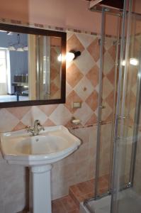 La salle de bains est pourvue d'un lavabo et d'une douche. dans l'établissement Appartamento di Villa Ellizabeth, à Milazzo
