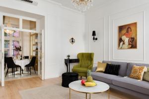 A seating area at Chestnut & Eliza Suites - Superior Homes Downtown