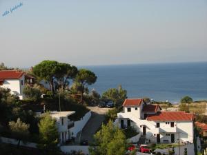 ariaal uitzicht op een huis met de oceaan op de achtergrond bij Villa Frideriki in Agia Paraskevi