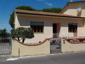 MartiにあるCasa da Orazioの門と柵のある家