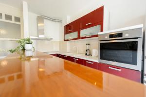 Kuchyň nebo kuchyňský kout v ubytování APARTMENT ANA 4+2