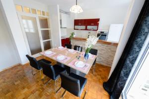 Kuchyň nebo kuchyňský kout v ubytování APARTMENT ANA 4+2