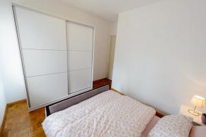 Postel nebo postele na pokoji v ubytování APARTMENT ANA 4+2