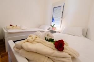 Postel nebo postele na pokoji v ubytování APARTMENT ANA 4+2