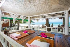 Bottle Beach 1 Resort في شاطئ بوتيل: غرفة بسريرين والشاطئ