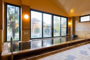 Bazén v ubytování Route Inn Grantia Hanyu Spa Resort nebo v jeho okolí