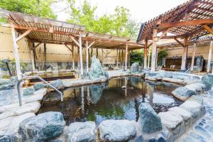 Bazén v ubytování Route Inn Grantia Hanyu Spa Resort nebo v jeho okolí