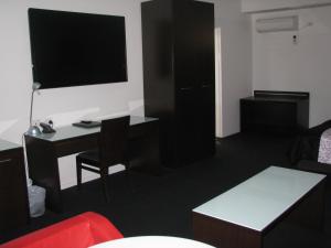 a living room with a desk and a tv at Gympie Muster Inn in Gympie