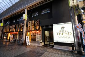 ein Hotel-Trend-Asiengeschäft in einem Gebäude in der Unterkunft Hotel Trend Asakusa in Tokio