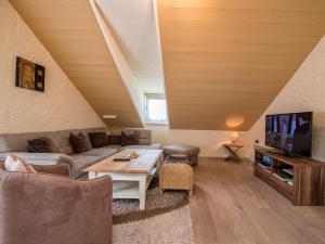 ein Wohnzimmer mit einem Sofa und einem TV in der Unterkunft Südtiroler Stube in Seefeld in Tirol