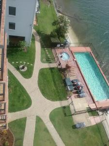 una vista aérea de una piscina junto al agua en Banyandah Towers, en Maroochydore