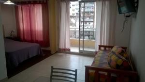 Habitación con cama, silla y ventana en Apartament in Palermo - Bogado en Buenos Aires