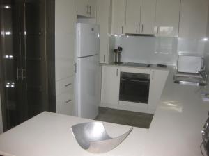 A kitchen or kitchenette at Fairthorpe Apartments
