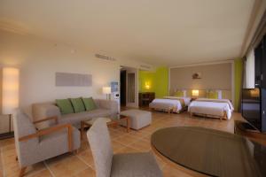 Postel nebo postele na pokoji v ubytování Guam Reef Hotel
