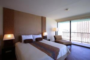 Postel nebo postele na pokoji v ubytování Guam Reef Hotel