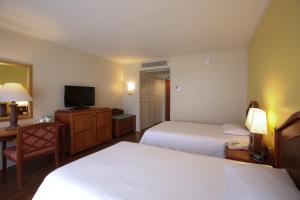 Postel nebo postele na pokoji v ubytování Guam Reef Hotel