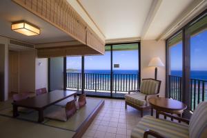 ein Wohnzimmer mit Meerblick in der Unterkunft Guam Reef Hotel in Tumon