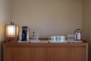 Příslušenství pro přípravu čaje a kávy v ubytování Guam Reef Hotel