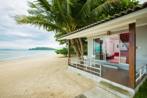 a house on the beach with a view of the ocean at Da Kanda Villa Beach Resort in Thong Sala