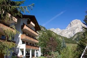 a building with a view of a mountain at Pensione Sellablick in Colfosco