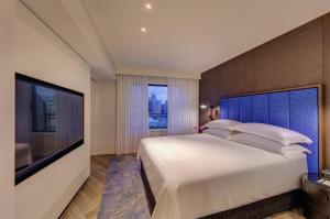 Postel nebo postele na pokoji v ubytování The Star Grand Hotel and Residences Sydney