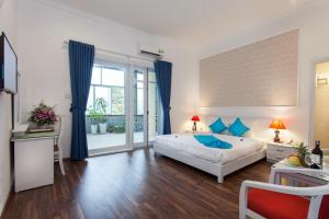 Ein Bett oder Betten in einem Zimmer der Unterkunft Hanoi Buddy Inn & Travel
