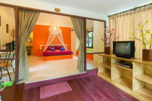 a living room with a room with a tv and a couch at Da Kanda Villa Beach Resort in Thong Sala