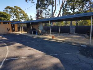 an empty parking lot with a building at Motel Traralgon in Traralgon