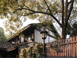 Gallery image of Yurong West Lake Cottage Resort Hotel Hangzhou in Hangzhou