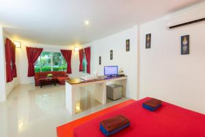 a living room with a desk and a red rug at Da Kanda Villa Beach Resort in Thong Sala