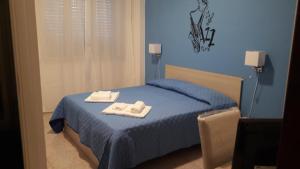 ヴィッラ・サン・ジョヴァンニにあるB&B enjoy musicの青いベッドルーム(ベッドにタオル2枚付)