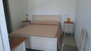 MontauroにあるVilla Claleの小さなベッドルーム(ベッド1台、ナイトスタンド2台付)