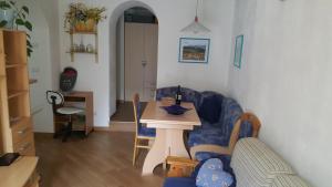 Casa Di Girolamo في بريدازو: غرفة معيشة مع أريكة زرقاء وطاولة