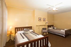 Säng eller sängar i ett rum på Southern Railway Hotel Goulburn