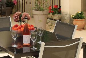 una mesa con una botella de vino y un bol de fruta en Mas d'Auzières, en Saint-Gilles