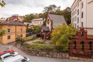 Budova, v ktorej sa apartmán nachádza + 2 fotografie