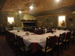 un comedor largo con una mesa larga con mantel blanco en Farm stay File, en Slope