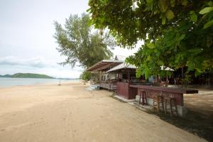a building on the beach next to the water at Da Kanda Villa Beach Resort in Thong Sala