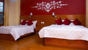 Rúm í herbergi á Chitwan Forest Resort , Chitwan National Park