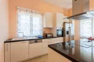 Kuchyň nebo kuchyňský kout v ubytování Apartmani Lukić