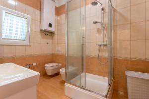 Koupelna v ubytování Apartmani Lukić + 37 fotografií