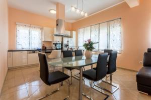 Kuchyň nebo kuchyňský kout v ubytování Apartmani Lukić