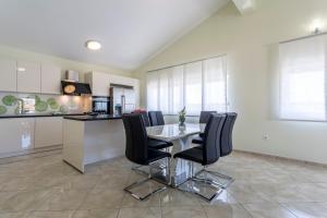 Kuchyň nebo kuchyňský kout v ubytování Apartmani Lukić