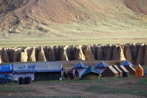 Un groupe de personnes debout à côté d'un groupe de tentes dans l'établissement Garjha Hill Sight Trekking & Camping, à Sir Bhum Chun