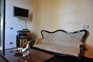 - un salon avec un canapé et une table dans l'établissement Villa Eugenia, à Cairo Montenotte